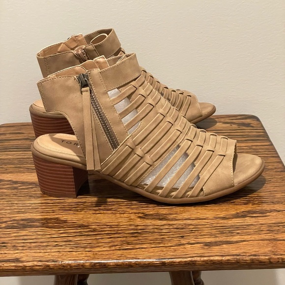 Torrid Perforated Back Strap Heel EUC 8.5W - Picture 4 of 7